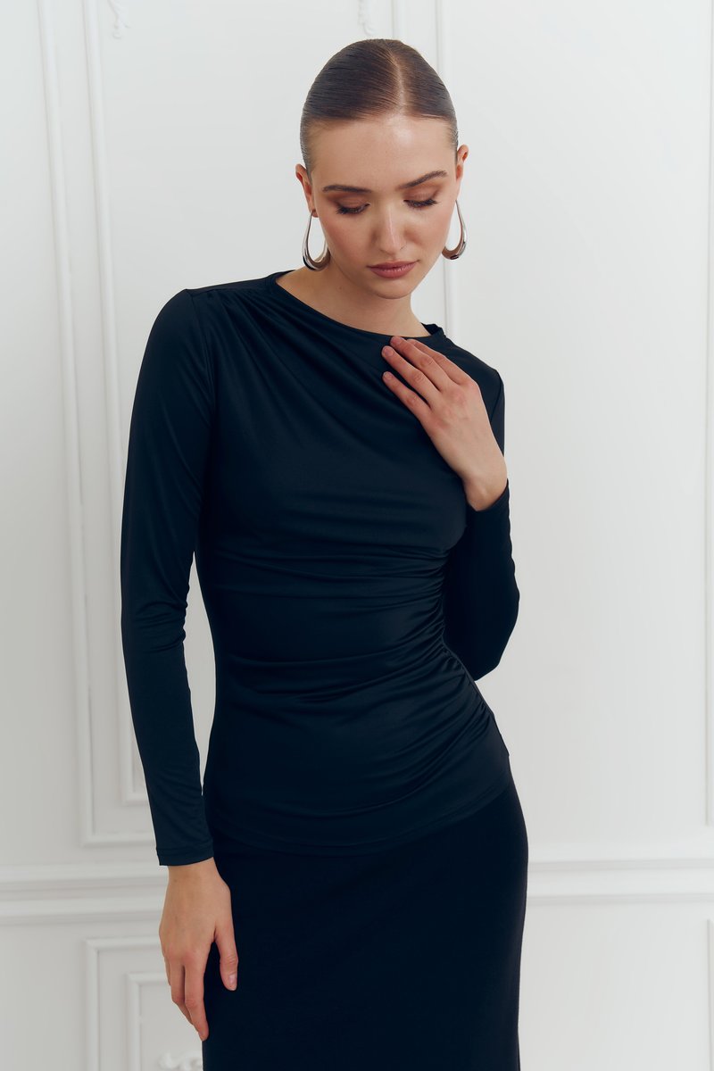 Черный лонгслив из стрейчевого трикотажа фотография 1