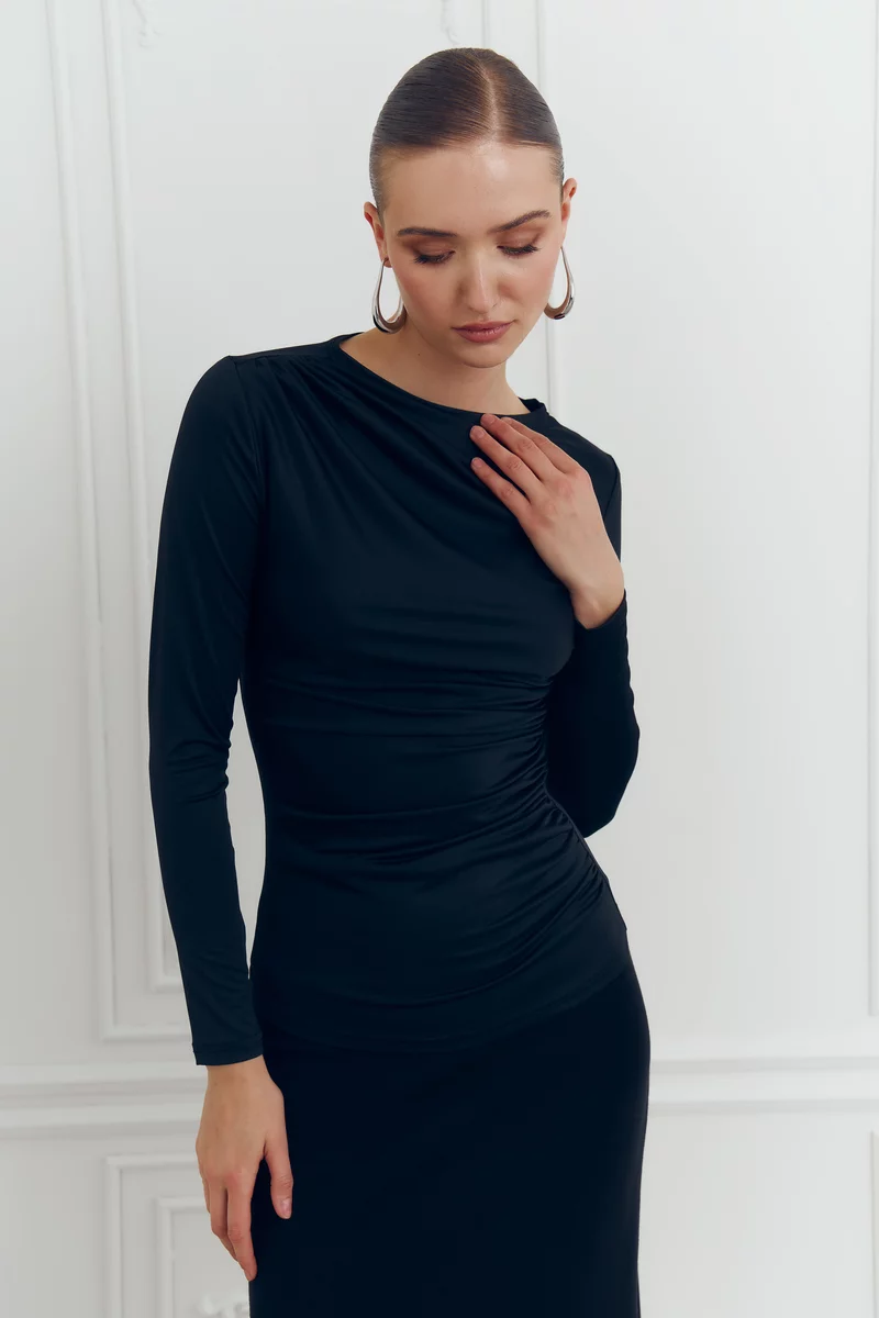 Черный лонгслив из стрейчевого трикотажа фотография 1