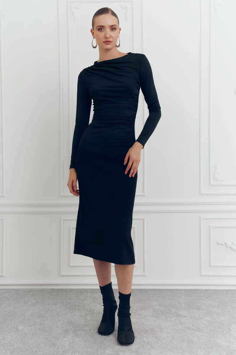 Черный лонгслив из стрейчевого трикотажа фотография 2