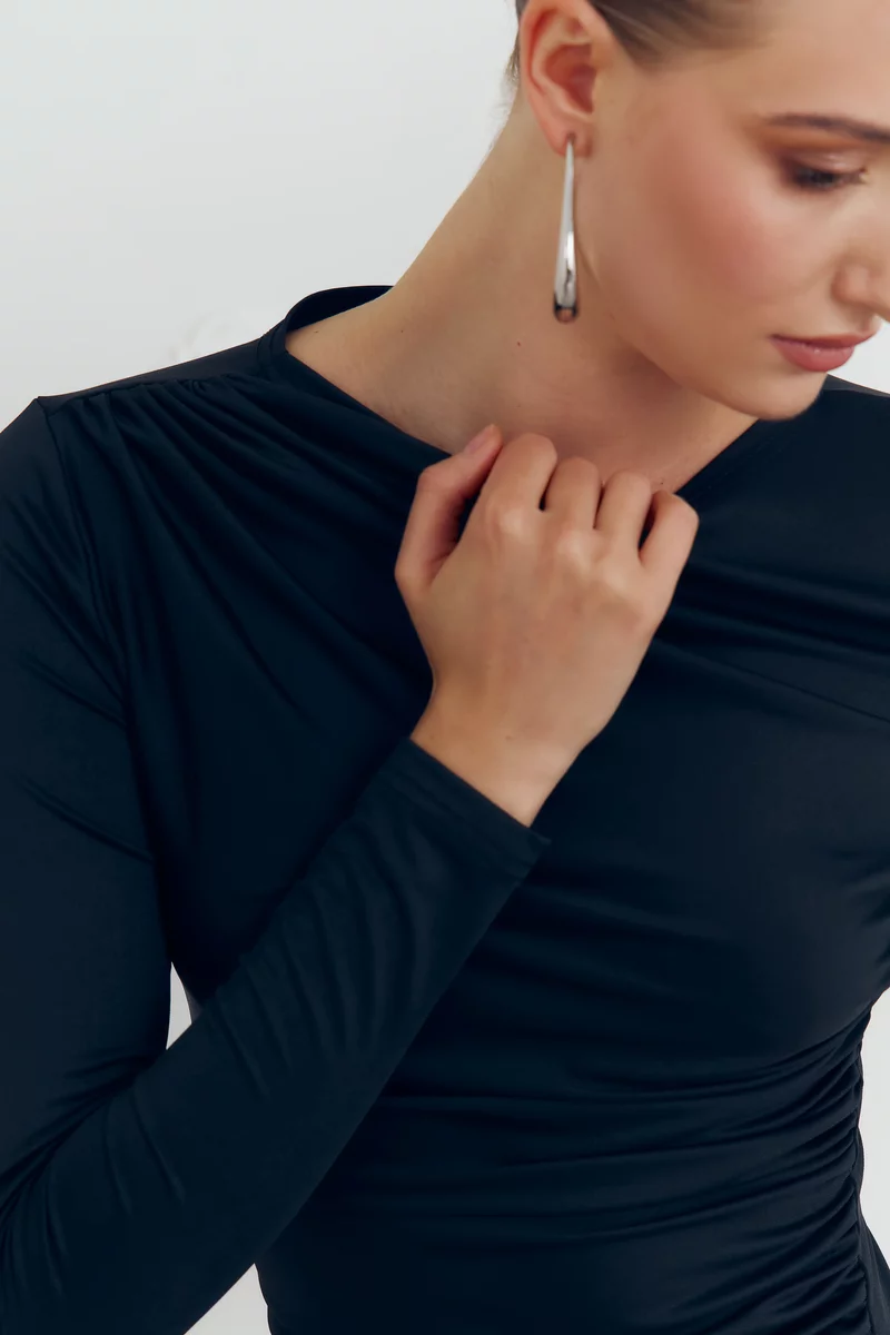 Черный лонгслив из стрейчевого трикотажа фотография 3