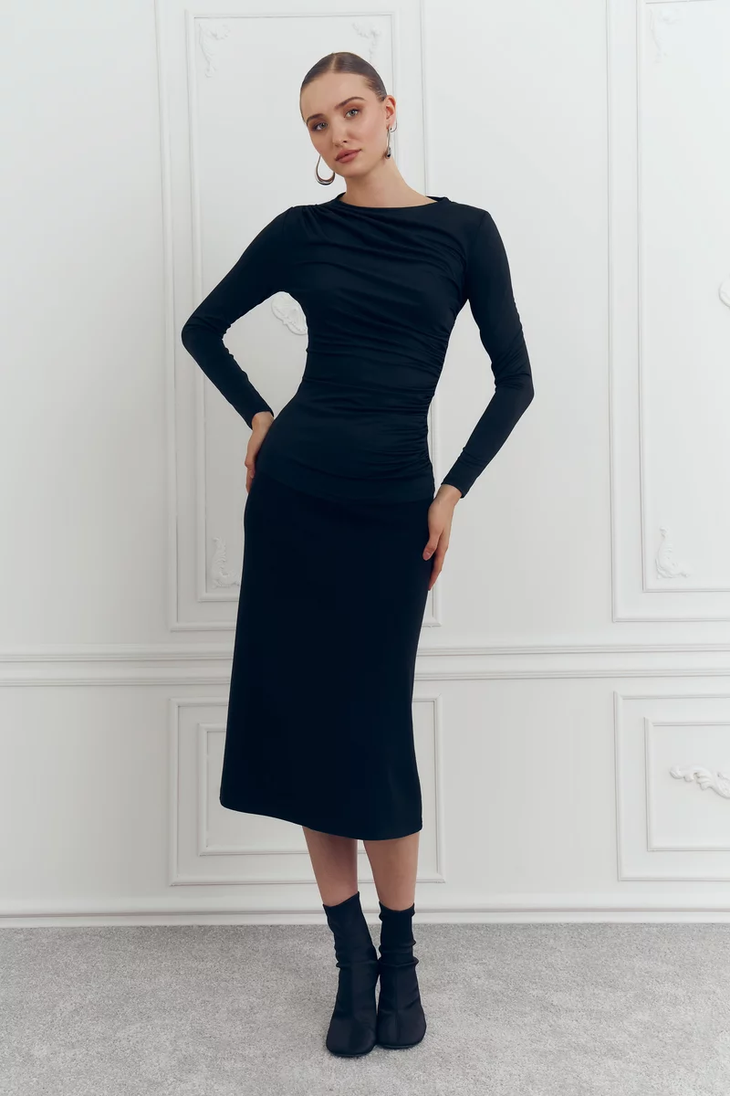 Черный лонгслив из стрейчевого трикотажа фотография 4