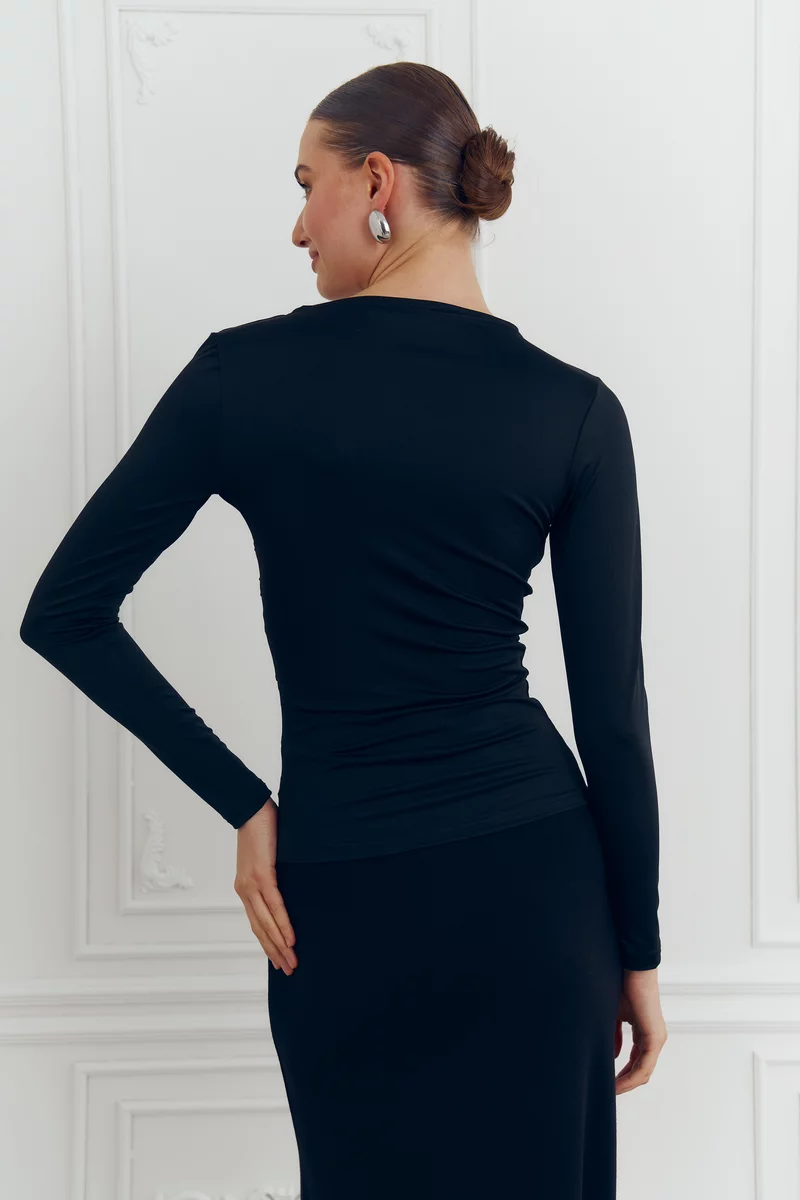 Черный лонгслив из стрейчевого трикотажа фотография 5