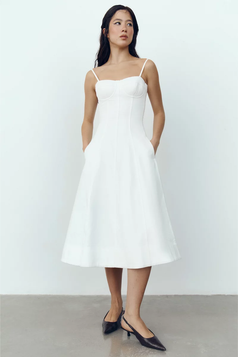 Молочный сарафан миди из денима фотография 2