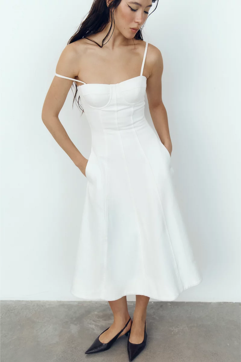 Молочный сарафан миди из денима фотография 4