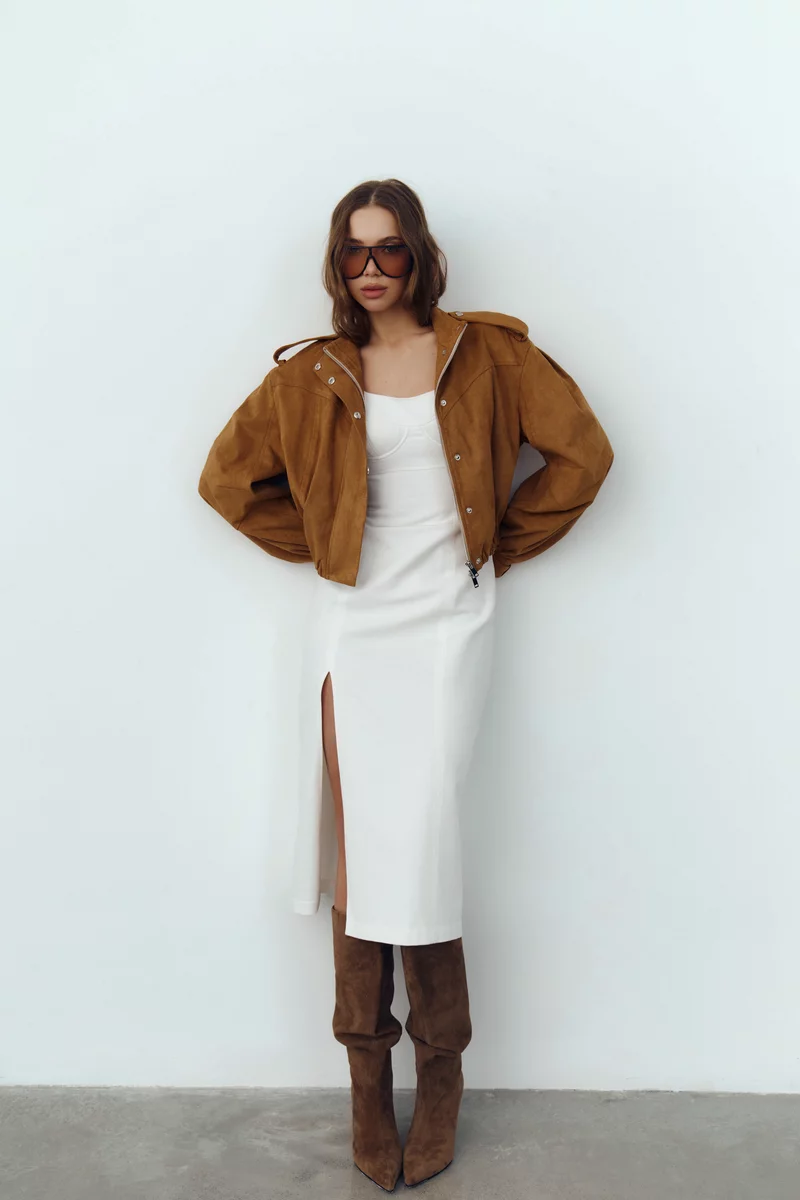 Молочное платье миди с разрезом из денима фотография 4