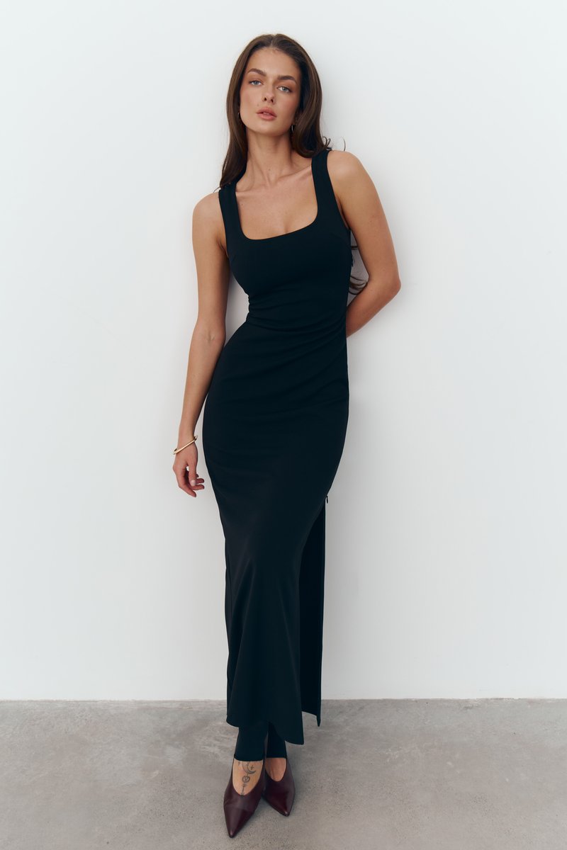 

Чорна трикотажна сукня максі на широких бретелях