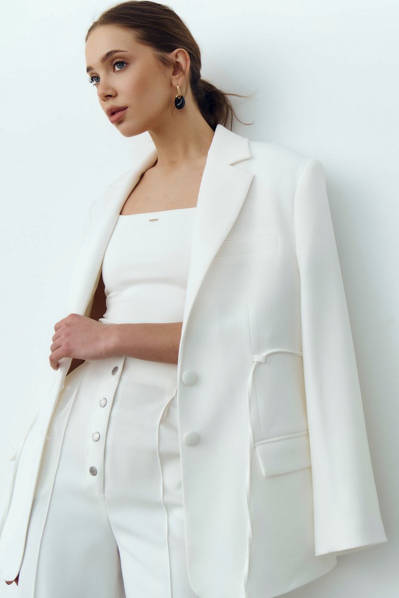 

Молочний однобортний жакет з бічними зав'язками
