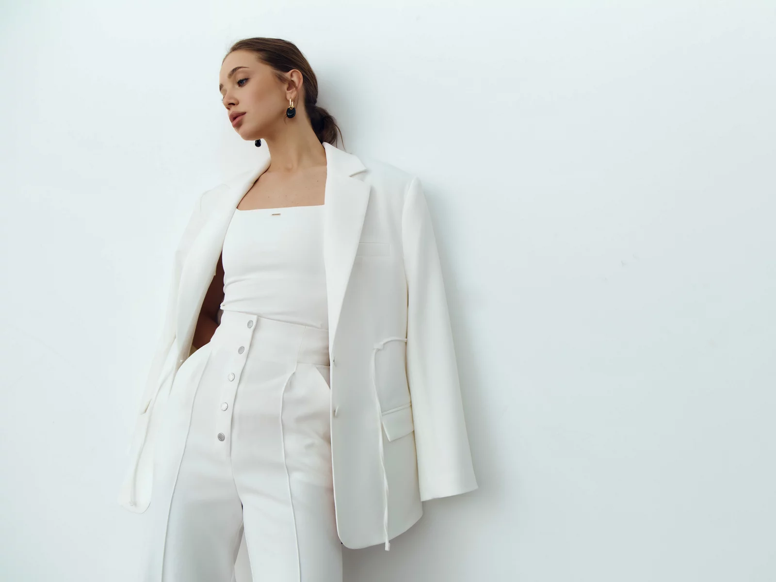 Молочный однобортный жакет с боковыми завязками фотография 1