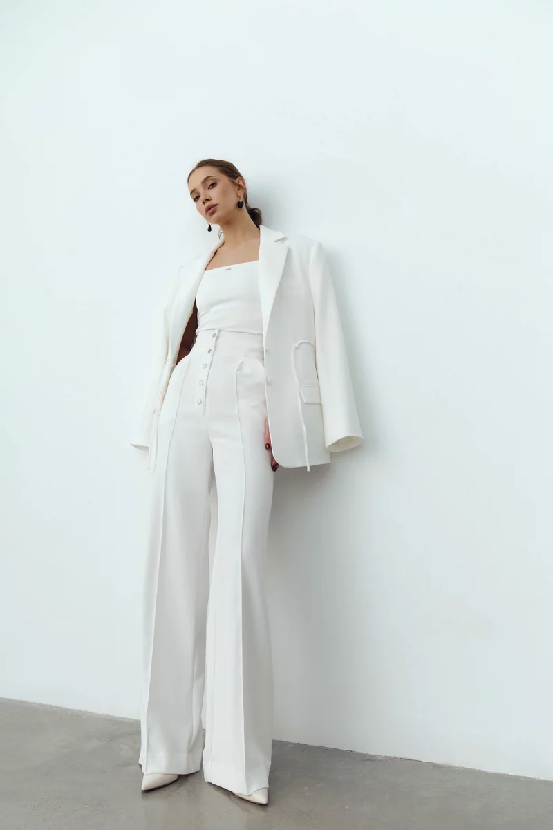 Молочный однобортный жакет с боковыми завязками фотография 2