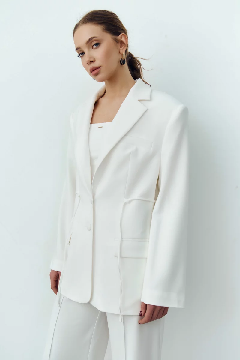 Молочный однобортный жакет с боковыми завязками фотография 4