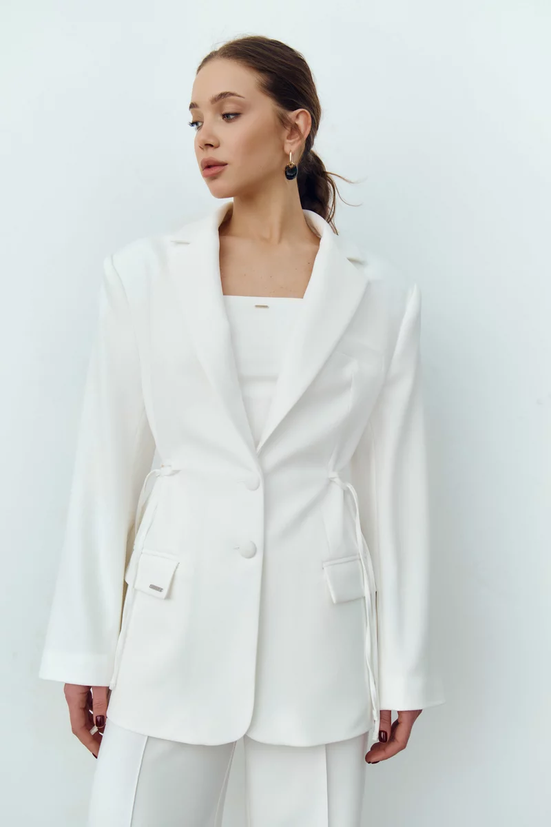 Молочный однобортный жакет с боковыми завязками фотография 5