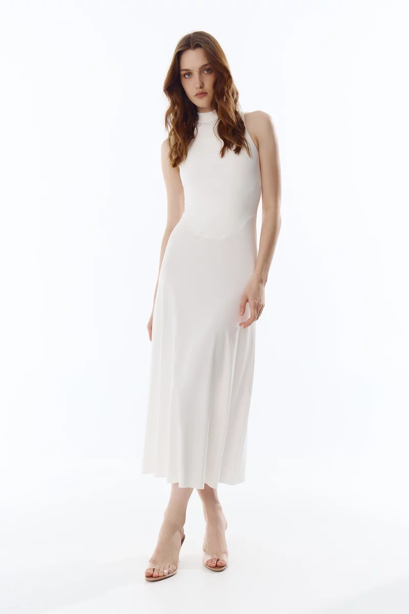 Молочна трикотажна сукня міді із заниженою талією фотографія 5