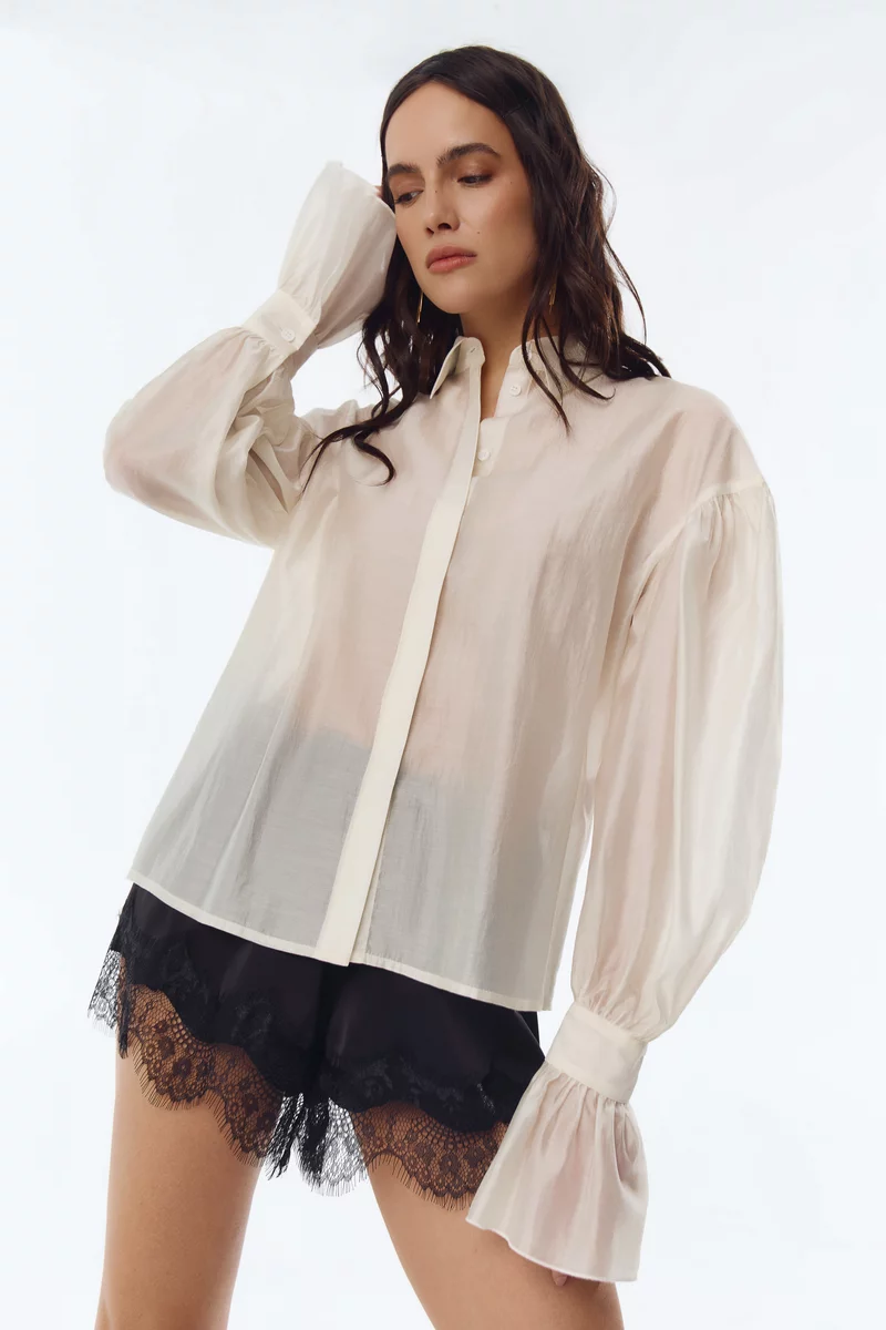 Молочная блуза из органзы с удлиненными рукавами фотография 2