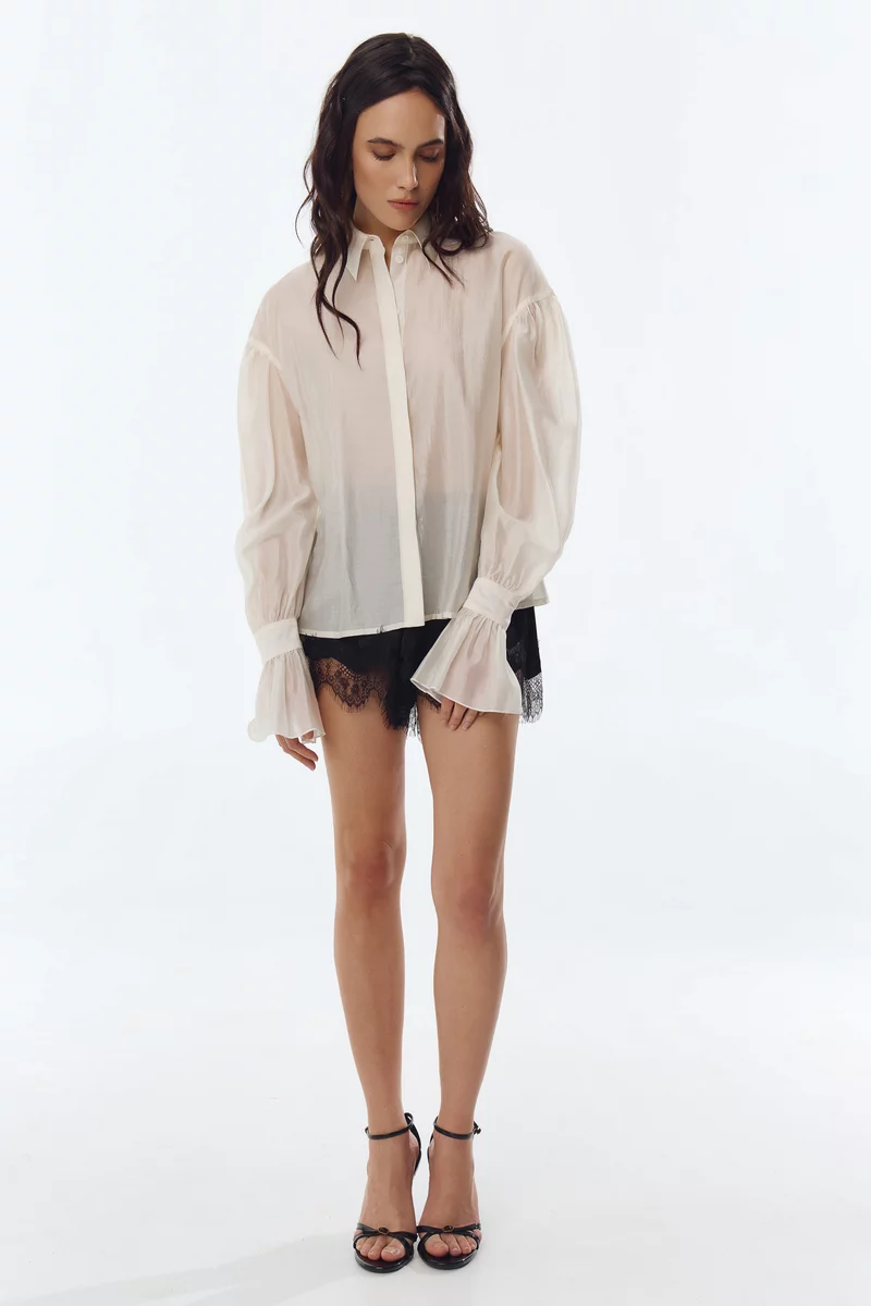 Молочная блуза из органзы с удлиненными рукавами фотография 3