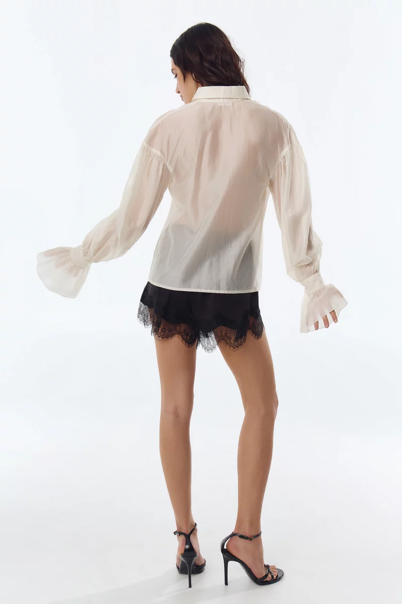 Молочная блуза из органзы с удлиненными рукавами фотография 5