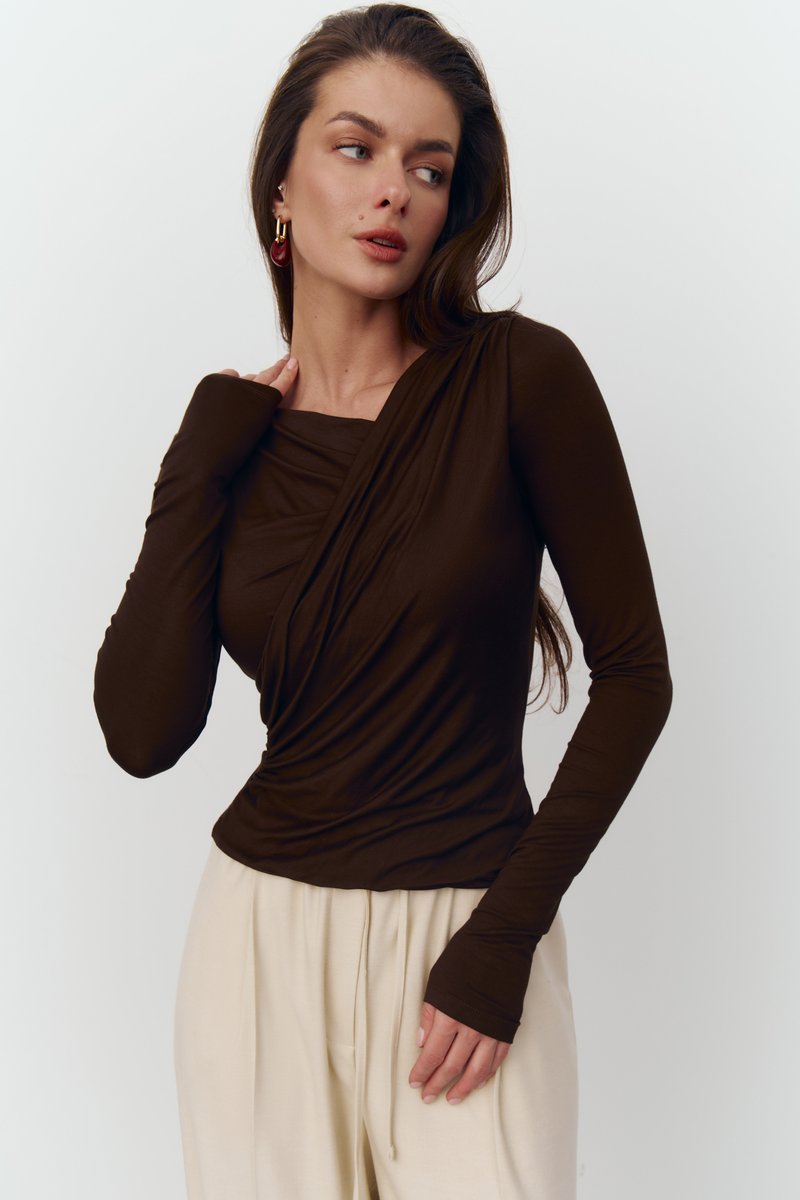 Коричневый трикотажный лонгслив с драпировкой фотография 1