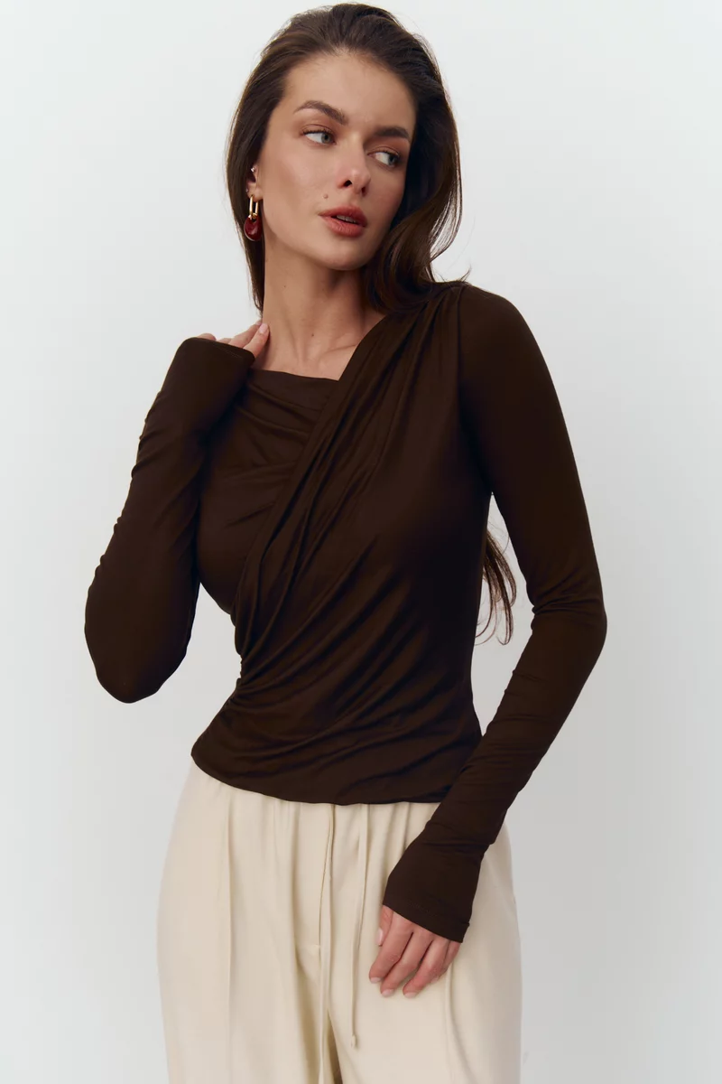 Коричневый трикотажный лонгслив с драпировкой фотография 1