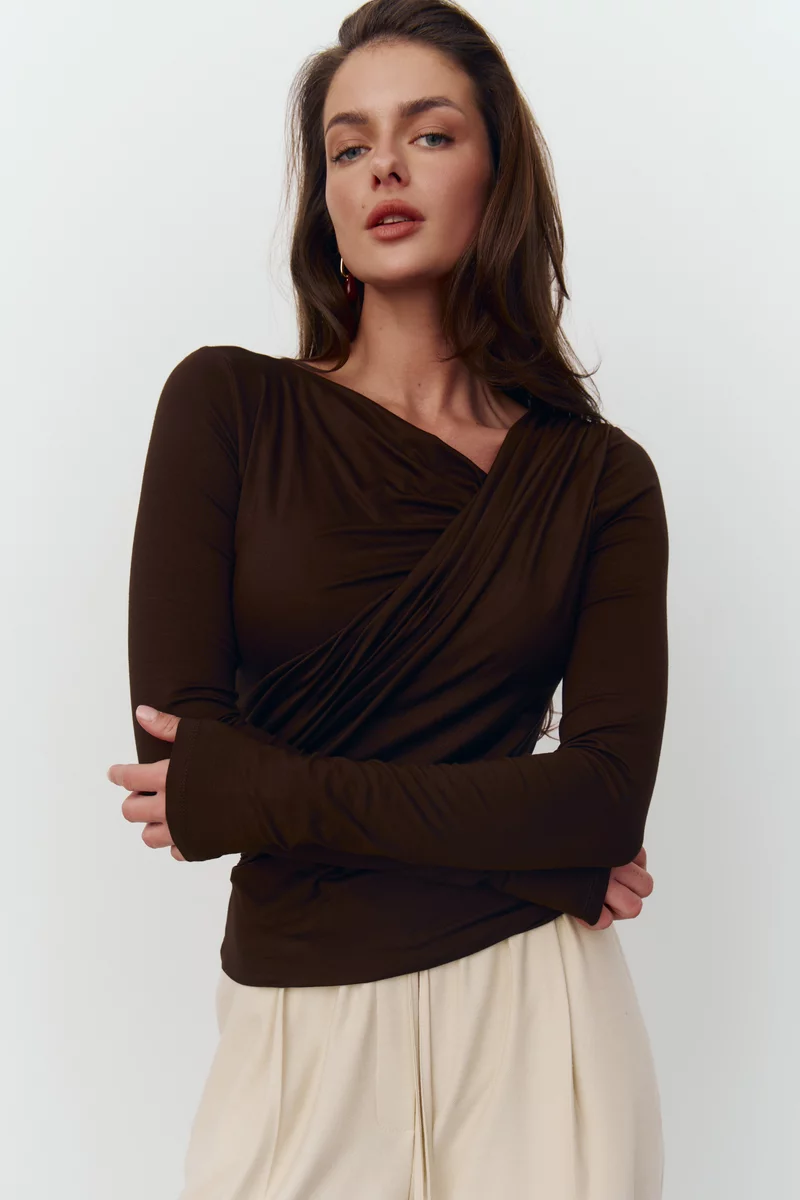 Коричневый трикотажный лонгслив с драпировкой фотография 2