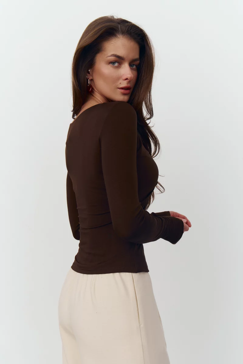 Коричневый трикотажный лонгслив с драпировкой фотография 4