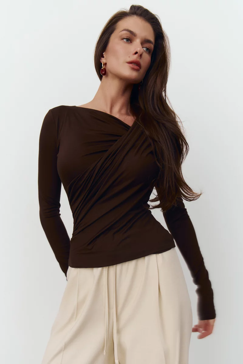 Коричневый трикотажный лонгслив с драпировкой фотография 5