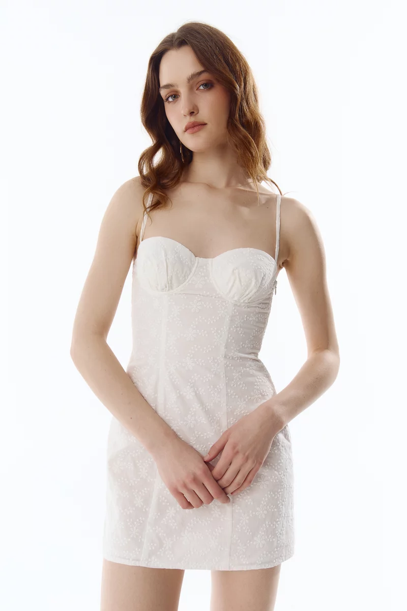 Молочное платье мини из прошвы с акцентным лифом фотография 3