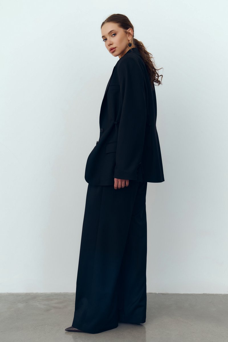 

Чорний однобортний жакет з бічними зав'язками