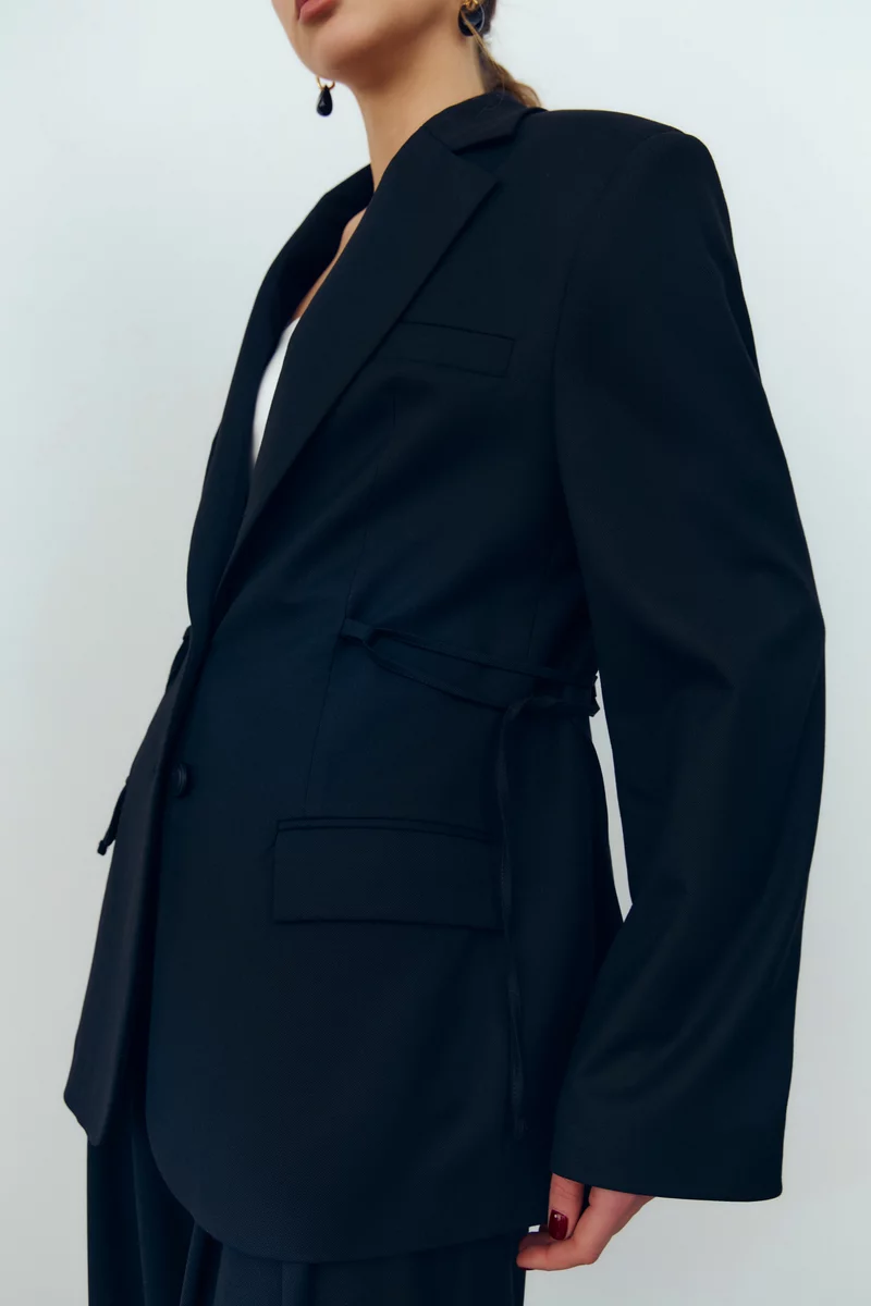 Черный однобортный жакет с боковыми завязками фотография 3