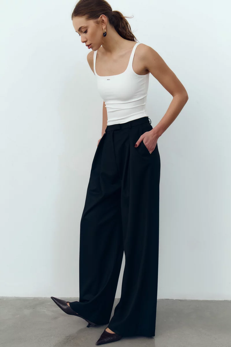 Черные брюки-палаццо с защипами фотография 1