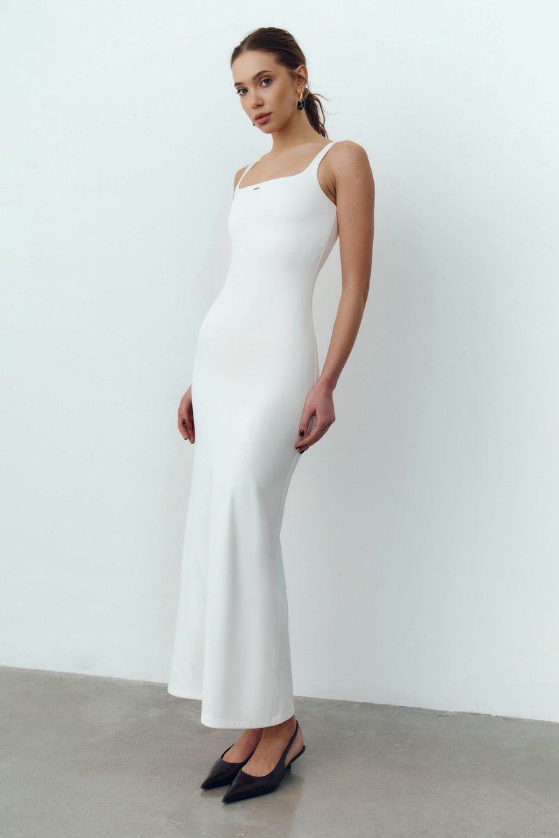 

Молочна трикотажна сукня максі на тонких бретелях