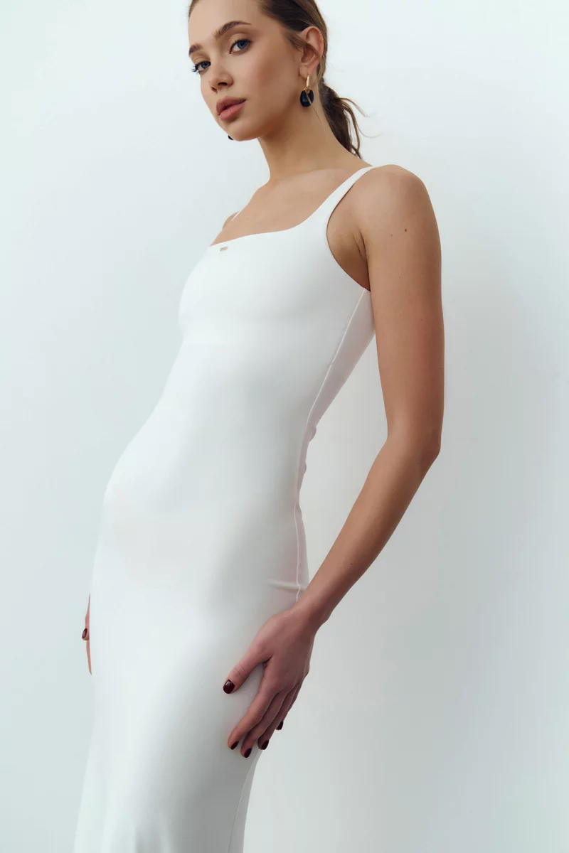 Молочное трикотажное платье макси на тонких бретелях фотография 2