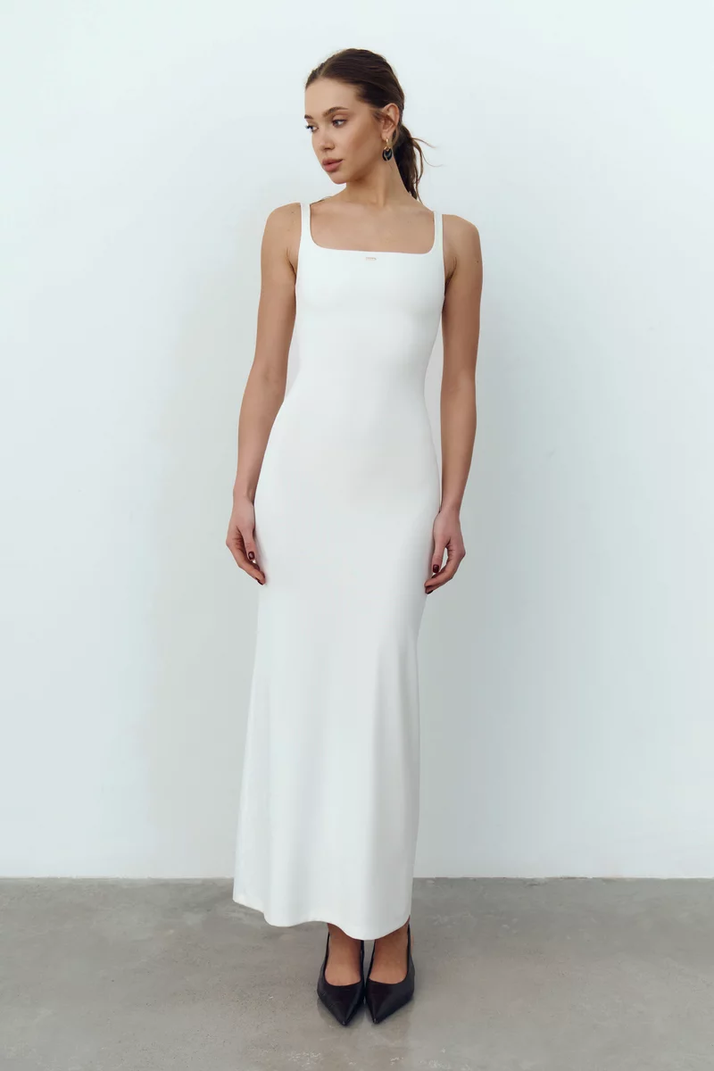 Молочное трикотажное платье макси на тонких бретелях фотография 3
