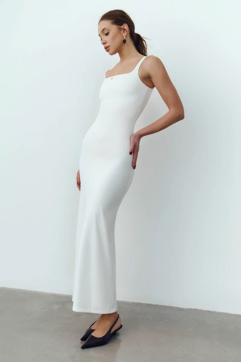 Молочное трикотажное платье макси на тонких бретелях фотография 4