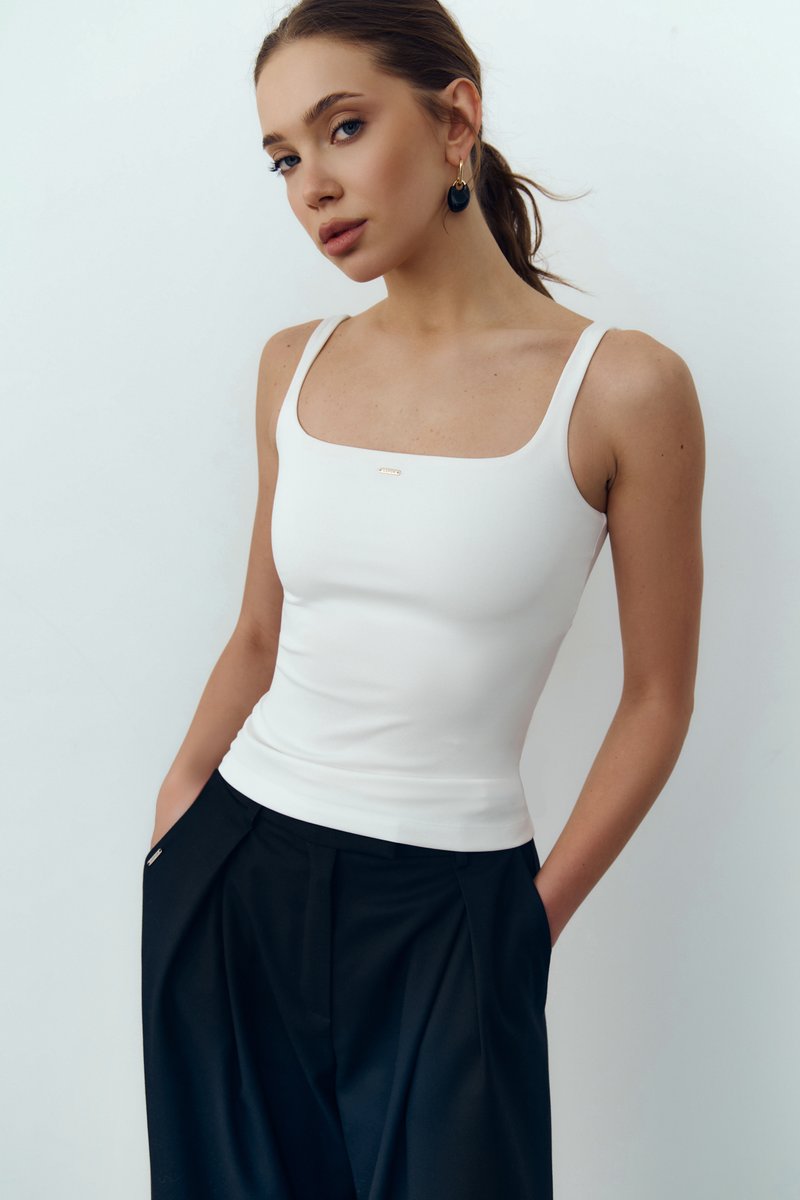 

Молочний трикотажний топ на тонких бретелях