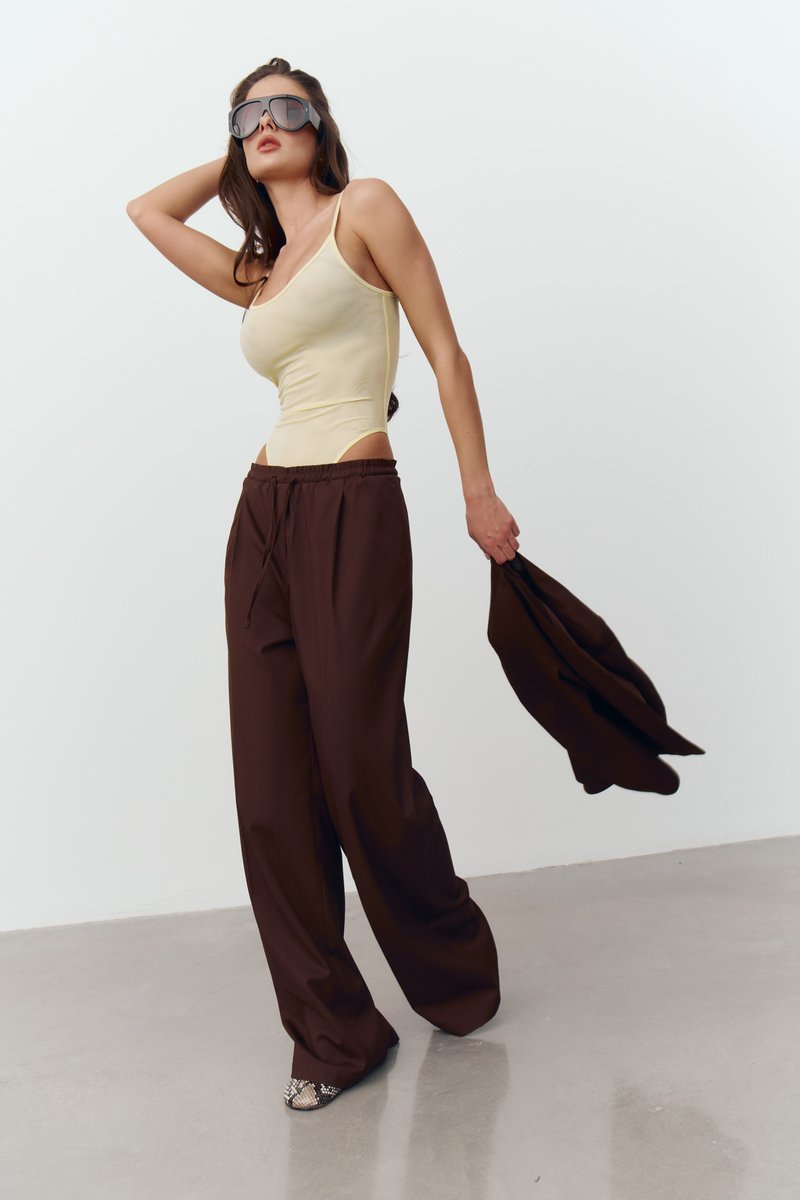 

Жовтий боді на тонких бретелях зі стрейч-сітки