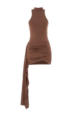 Коричневое трикотажное платье мини с боковым шлейфом