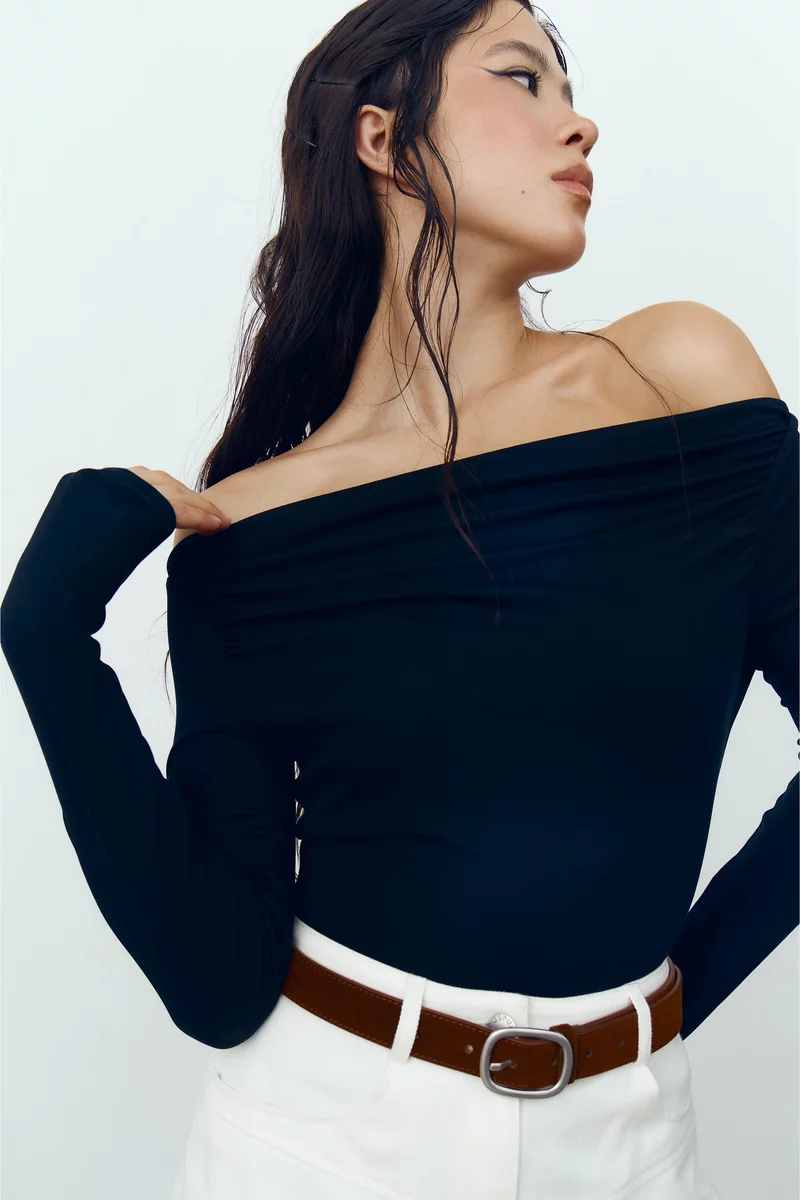 Черный трикотажный боди с открытыми плечами фотография 1