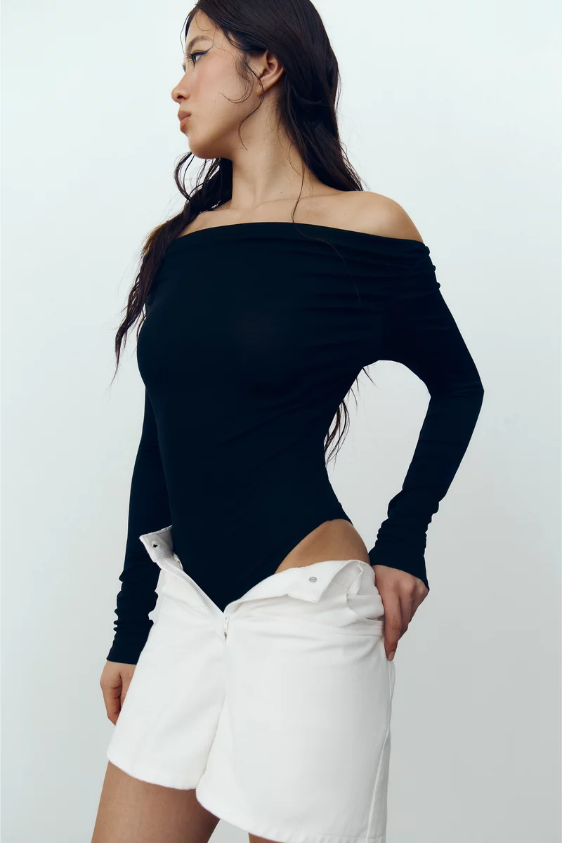 Черный трикотажный боди с открытыми плечами фотография 3