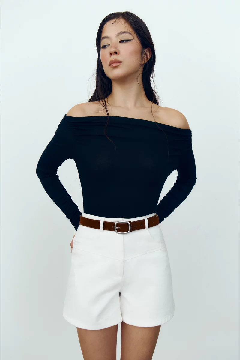 Черный трикотажный боди с открытыми плечами фотография 4