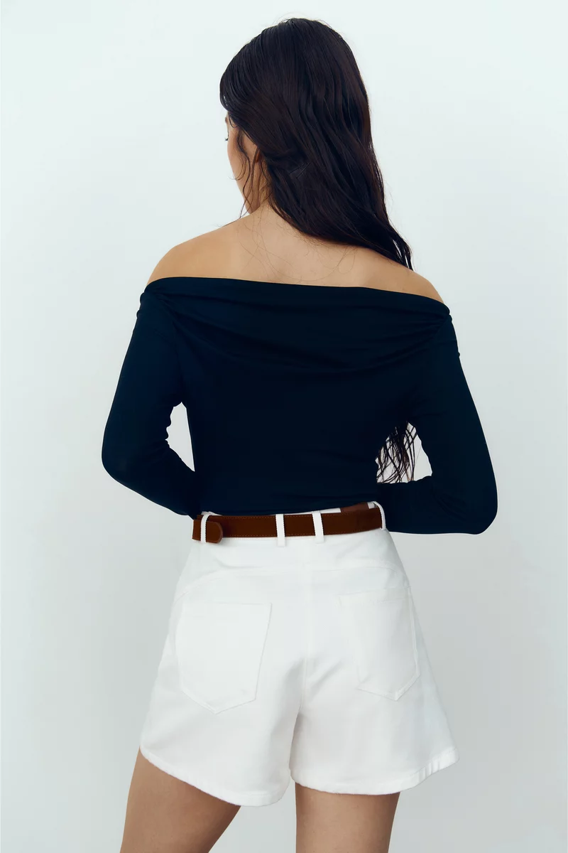 Черный трикотажный боди с открытыми плечами фотография 5