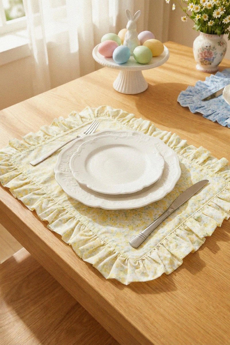 

Жовтий двосторонній плейсмат з квітковою вишивкою 49х39 см