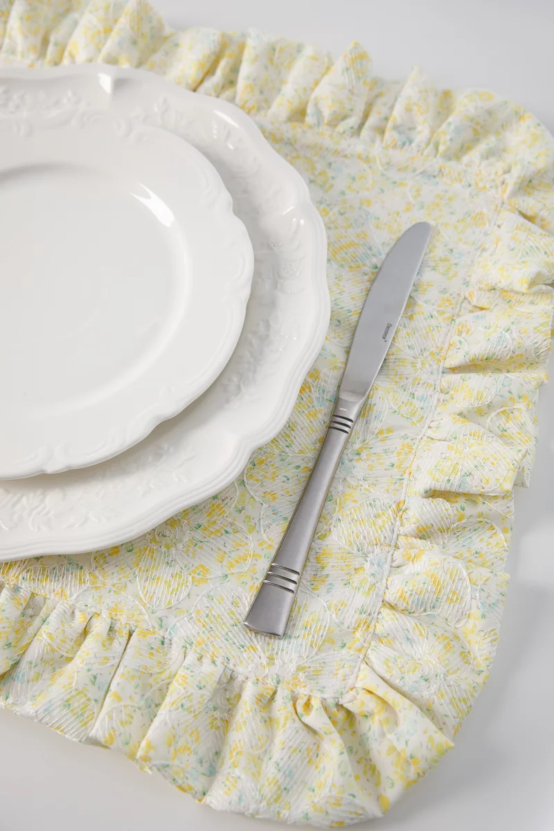 Желтый двухсторонний плейсмат с цветочной вышивкой 49х39 см фотография 4