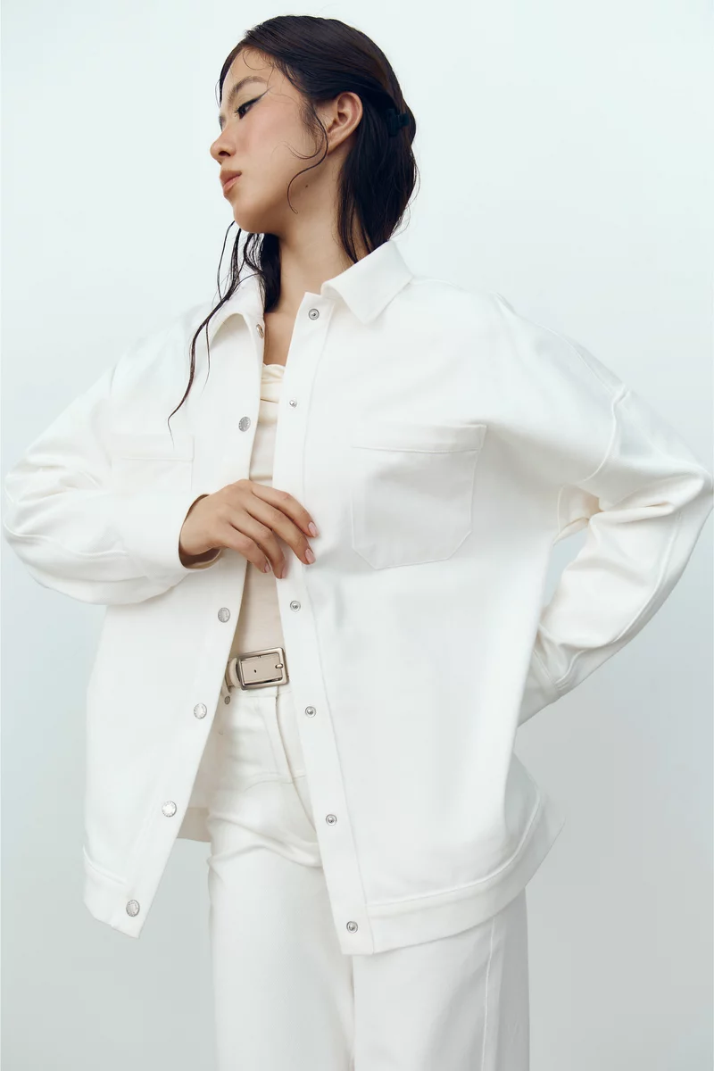 Молочная куртка-рубашка из денима фотография 2