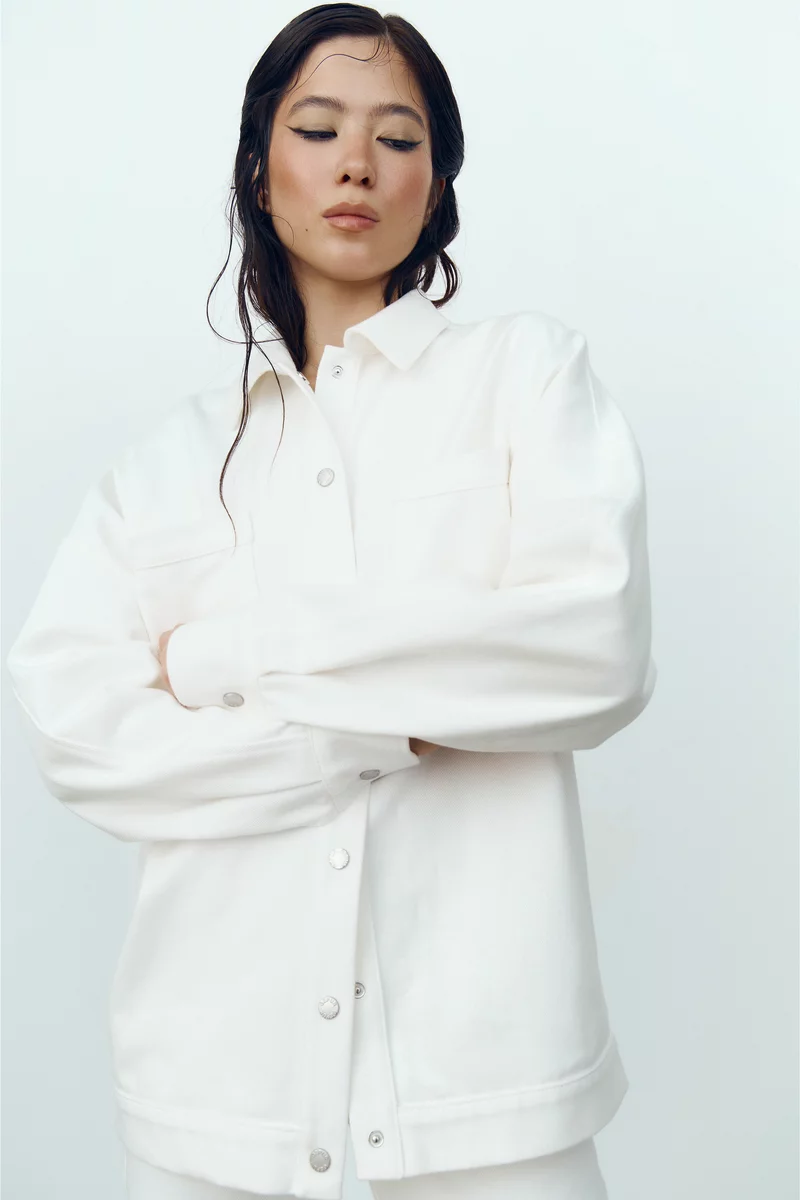 Молочная куртка-рубашка из денима фотография 3