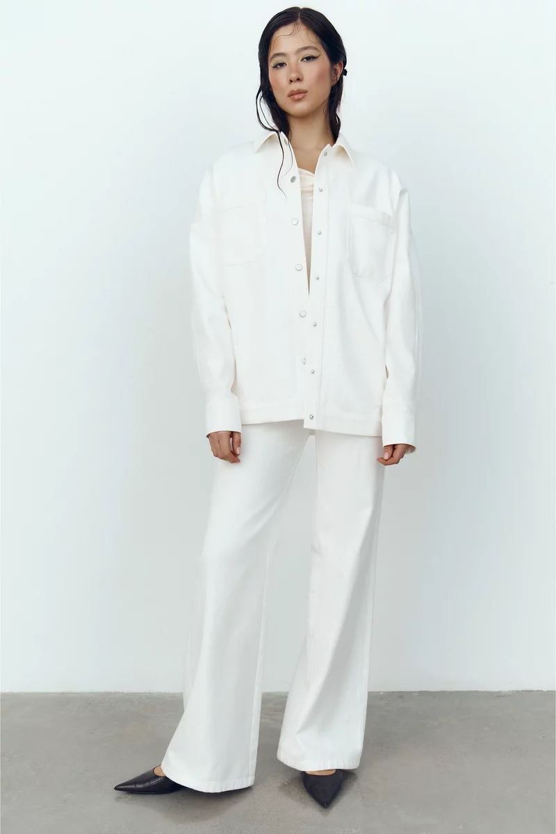 Молочная куртка-рубашка из денима фотография 4