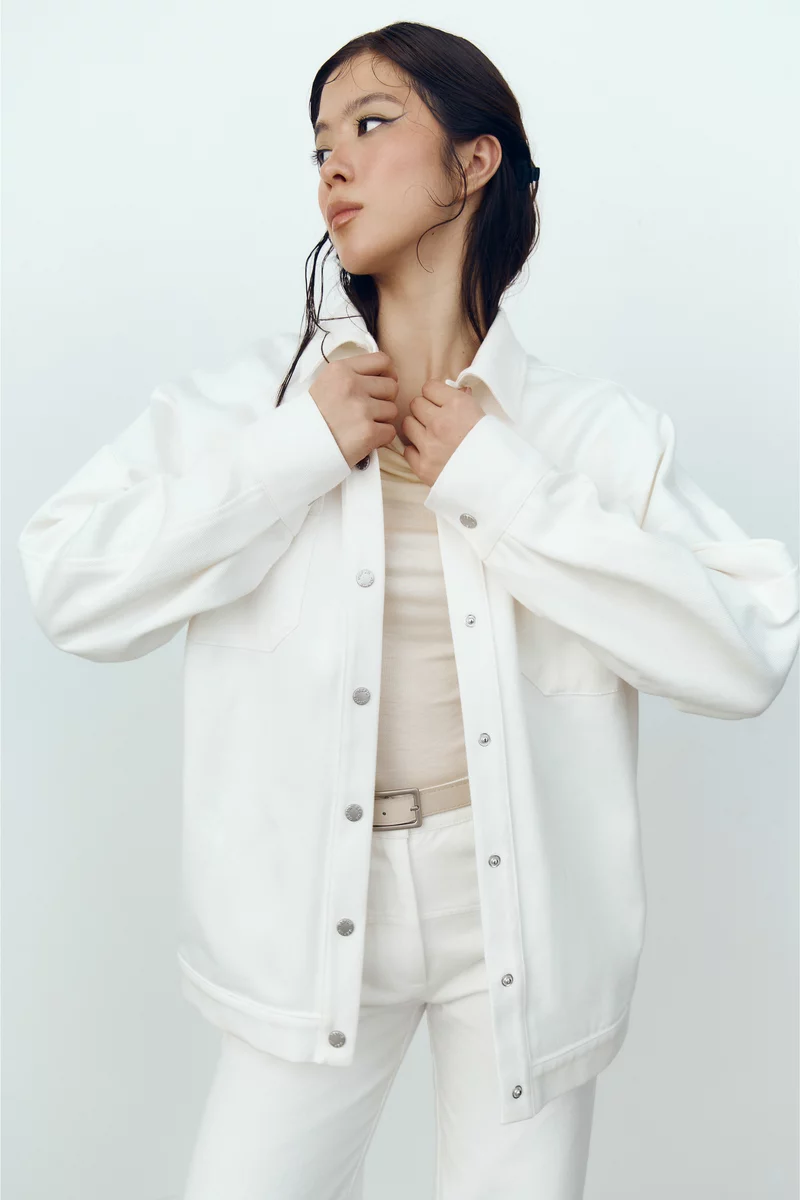 Молочная куртка-рубашка из денима фотография 5