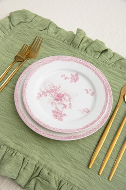 Белая фарфоровая тарелка с цветочным декором