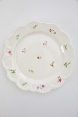 Белая фарфоровая тарелка с цветами 22,5 см