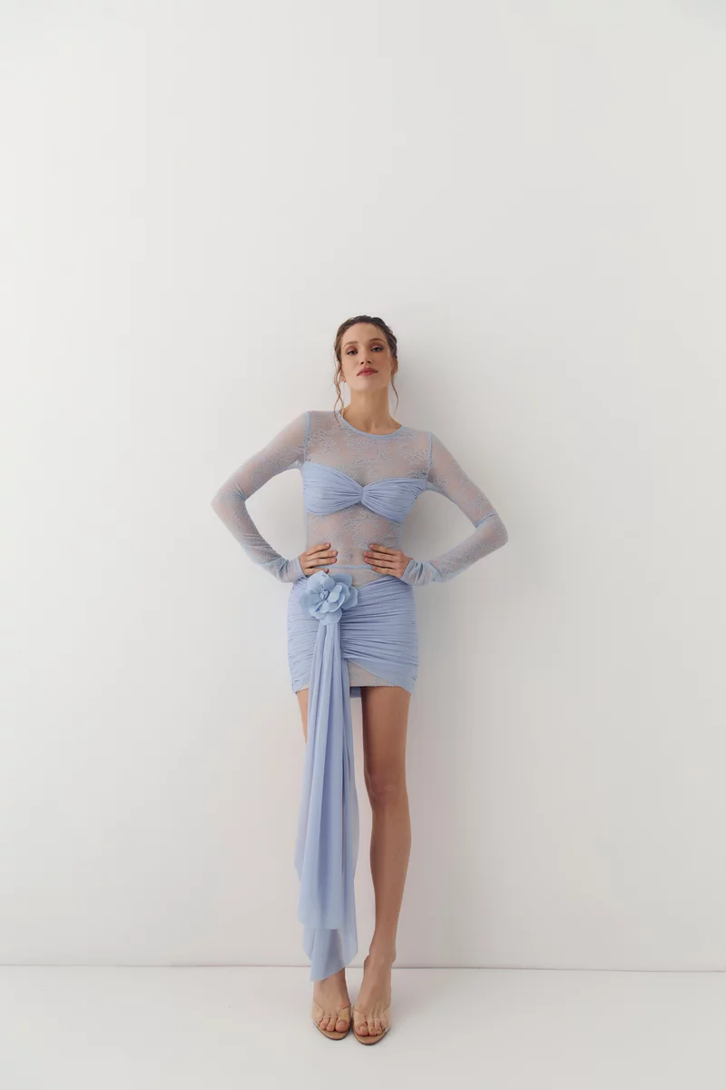 Голубое кружевное платье мини с боковым шлейфом фотография 1