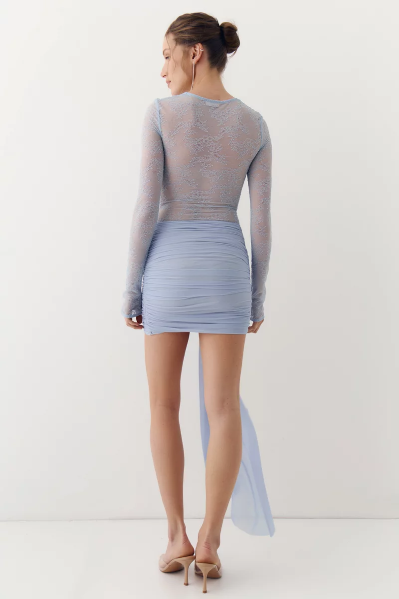 Голубое кружевное платье мини с боковым шлейфом фотография 5