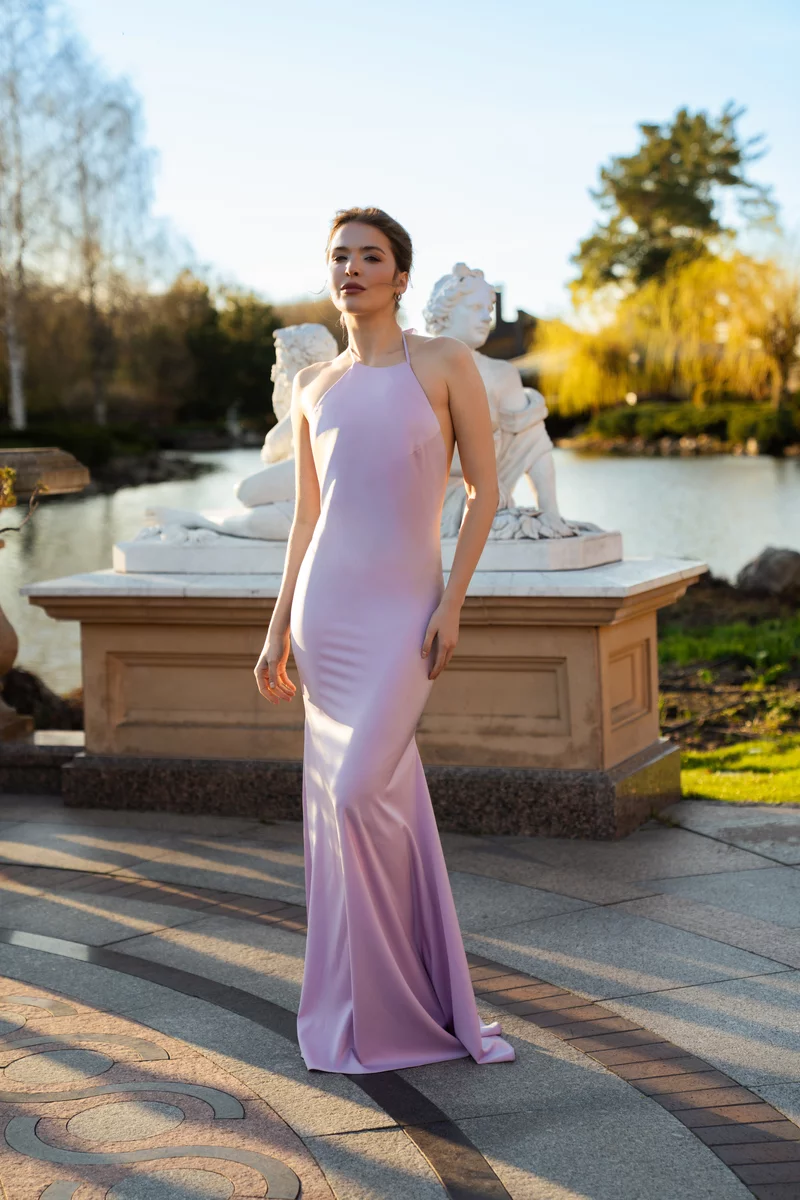 Фиолетовое сатиновое платье макси с акцентными бретелями фотография 1